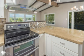 Hot Tub Stunning Mountain Views 2 kitchens 4 bedroom 2 bathroom